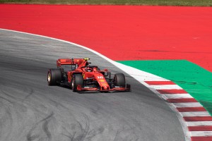 Czerwony bolid Formuły 1 ferrari Charlesa Leclerca