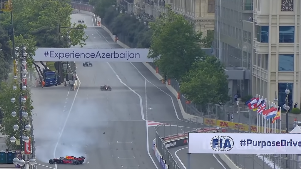 Wypadek Maxa Verstappena podczas wyścigu F1 w Baku. Max rozbija się w granatowym bolidzie o bandę po wybuchu tylnej opony. Z tyłu wyprzedzają go w granatowym bolidzie Perez i czarnym Hamilton